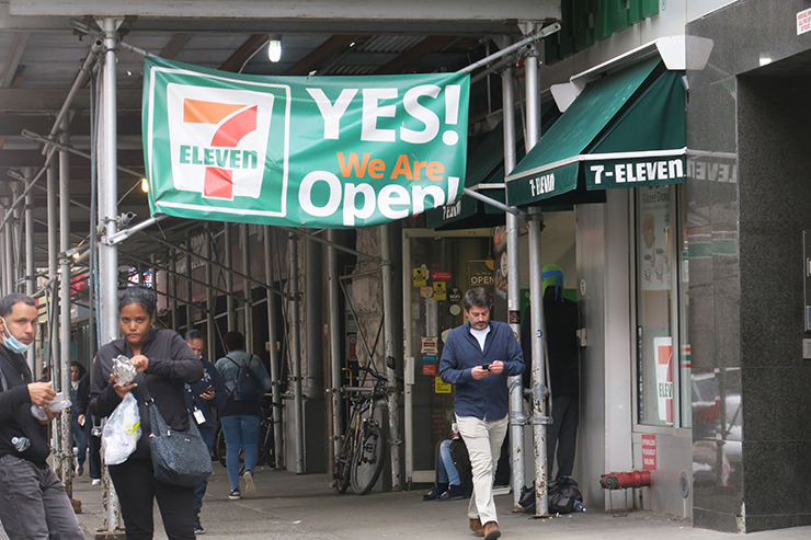 A robber brandished a knife at this 7-Eleven on Broadway about four hours after the Lot-Less was robbed. Photo: Carl Glassman/Tribeca Trib